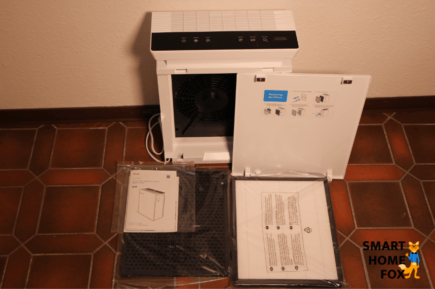 Die Verkleidung vom Levoit Luftreiniger ist offen und die Luftfilter stehen davor